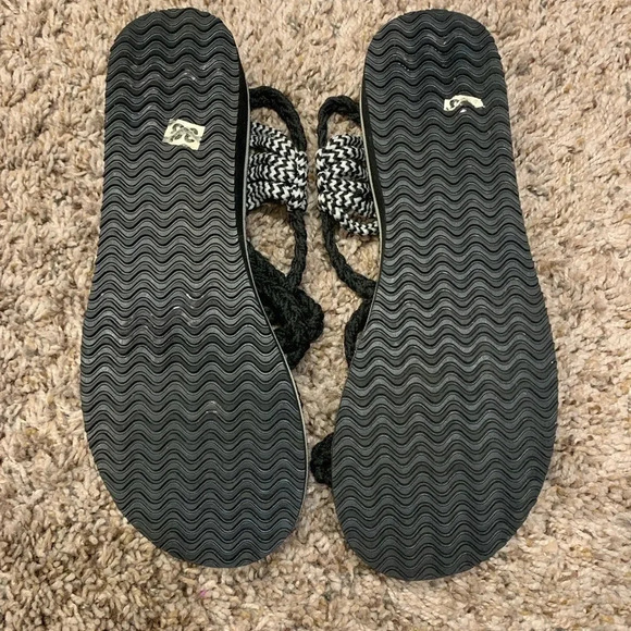 Braided Strap Sandals Black and White - size 7 - Picture 3 of 3
